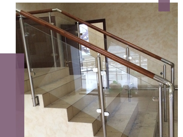 Комбинированные перила из металла и дерева в Топках