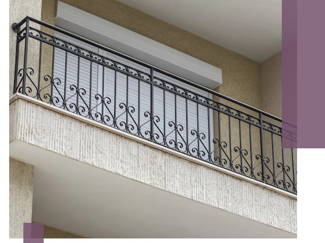 Балконные ограждения из металла и стекла в Топках для домов