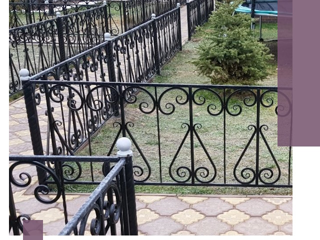 Кованые газонные ограждения под ключ в Топках